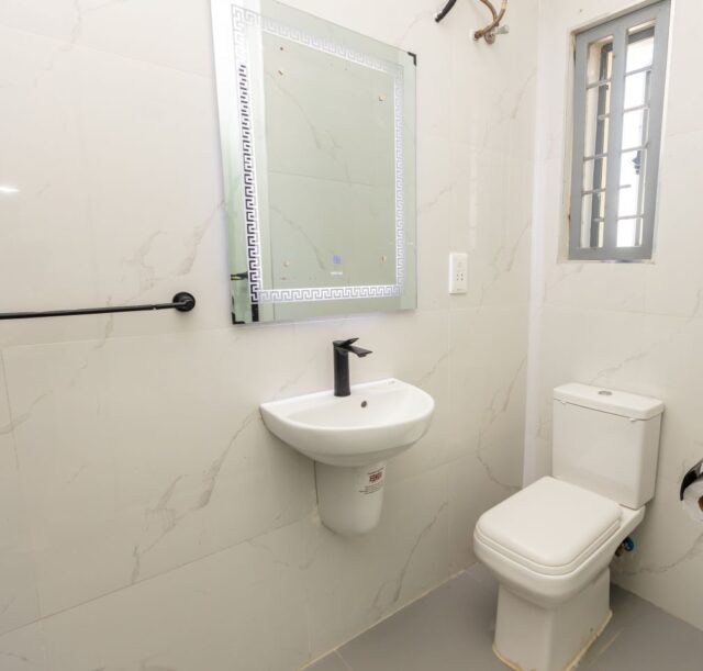 Apartment_bath_1